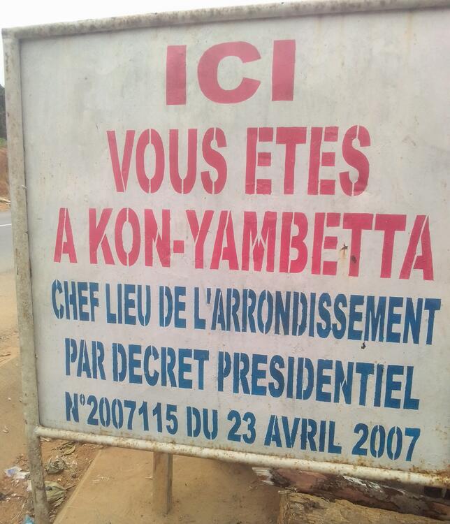 Plaque de bienvenue au chef lieu de l'arrondissement de Kon-Yambetta Plaque de bienvenue au chef lieu de l'arrondissement de Kon-Yambetta